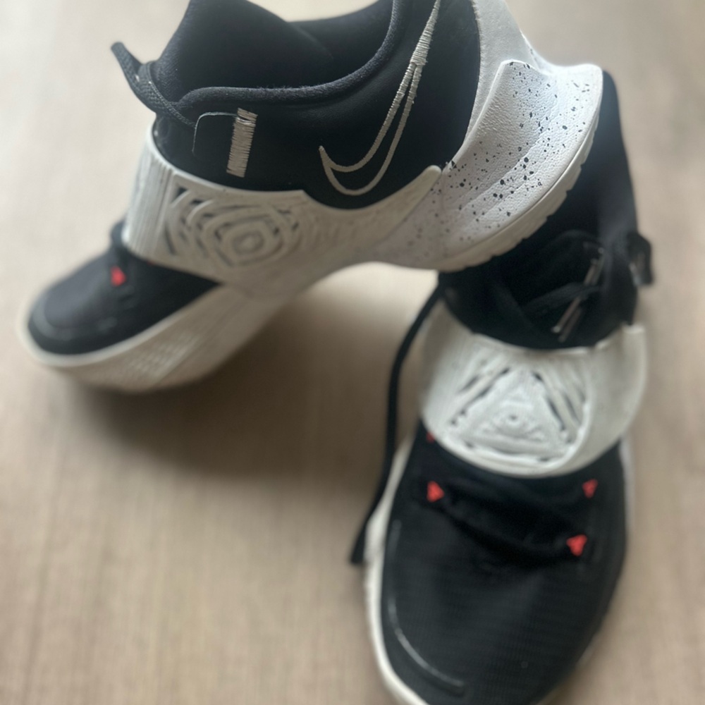 Nike Kyrie 6 “Black/White” Basketball Shoes – Size US 7.5